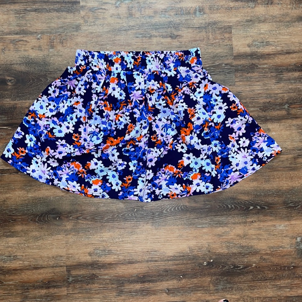 NEVER WORN. Large. Floral skirt